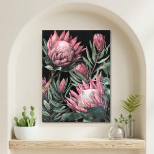 Può includere: Una stampa artistica da parete rettangolare che presenta un'illustrazione botanica di diversi fiori di protea rosa e foglie verdi su uno sfondo nero solido. L'opera mostra petali e fogliame dettagliati in uno stile realistico.
