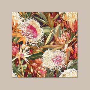 Puede incluir: Una ilustración botánica que presenta un patrón denso de flores de protea en tonos crema, rosa y naranja intenso, intercaladas con follaje verde oscuro y oliva. La obra muestra una disposición compleja de pétalos y hojas superpuestos.