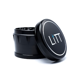 LiTT Grinder per erbe in alluminio di alta qualità ed elegante, 4 pezzi - con denti curvi - coperchio superiore magnetico - accessorio per stile di vita e viaggio