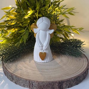 Engel aus Keramik mit einem goldenen Herz und Flügeln-Grabschmuck-Erinnerung und Andenken-Handgemacht-Witterungsbeständig,Weihnachten