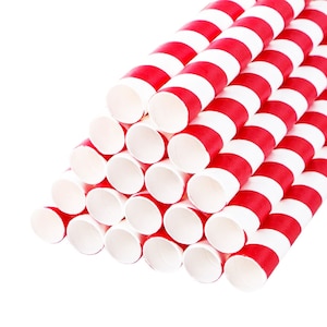 Op de afbeelding: Een stapel rode en witte gestreepte papieren rietjes. De rietjes zijn in een piramidevorm gerangschikt.