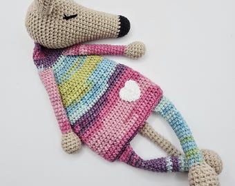 Peluche a forma di levriero fatto a mano | galgo | levriero italiano | whippet | peluche per cani | uncinetto | amigurumi | skinnydog | coperta di peluche | coperta di conforto