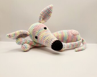 Levriero addormentato fatto a mano | gallo | levriero italiano | levriero | peluche per cani | uncinetto | amigurumi | burattino | cane magro