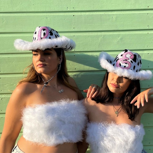 Cappello da cowboy con stampa mucca: rifiniture in pelliccia, iniziale con strass, addio al nubilato