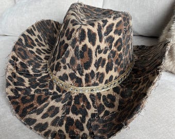 Cowboyhatt i leopardmönster med återvunnen denim - Shabby chic cowgirl-stil