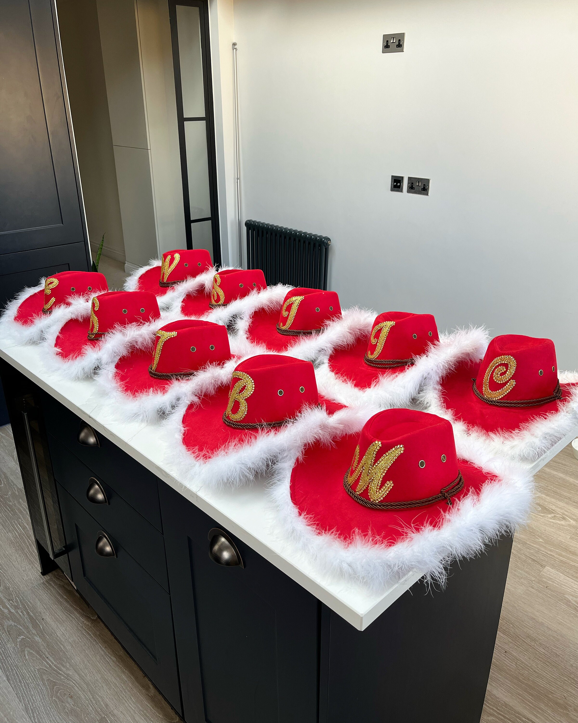 Chapeau De Cowboy Père Noël - Bord Blanc Et Plume - Style Western Décontracté - Tissu Souple, Pliable - Pour Fêtes Et Déguisements
