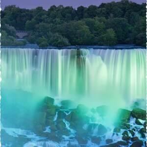 Pode incluir: Fotografia de uma cachoeira ao entardecer. A água cai sobre as rochas, iluminada por um brilho verde. Uma lua cheia paira no céu roxo acima de uma linha de árvores.