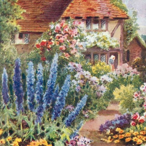 Puede incluir: Una pintura id&iacute;lica de una caba&ntilde;a con tejado de tejas rojas, rodeada de un jard&iacute;n vibrante. El jard&iacute;n presenta una variedad de flores coloridas, incluyendo flores azules, amarillas y rosas, con un camino que conduce a la caba&ntilde;a.