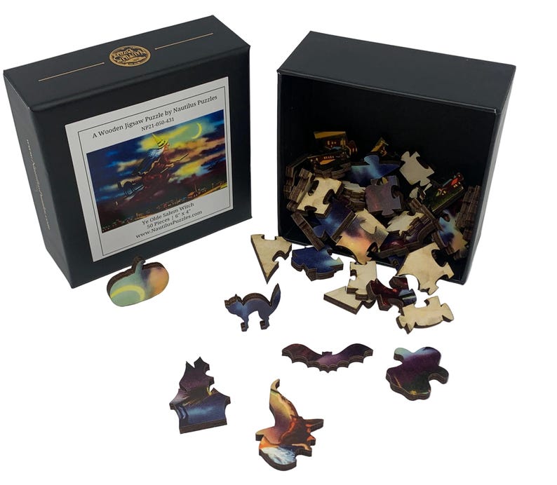 Może przedstawiać: Drewniane puzzle firmy Nautilus Puzzles, z pudełkiem przedstawiającym obrazek z puzzli i luźnymi elementami. Puzzle przedstawiają wiedźmę na miotle pod oświetlonym księżycem niebem. Zawiera 50 element&oacute;w, z elementami w kształcie dyni, kota i nietoperza.