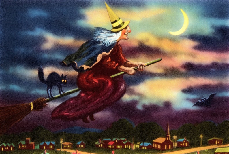 Może przedstawiać: Ilustracja vintage przedstawiająca wiedźmę lecącą na miotle w nocy. Wiedźma ma na sobie czerwoną suknię i ż&oacute;łty kapelusz, a towarzyszy jej czarny kot. Na niebie widnieje p&oacute;łksiężyc i nietoperz, a poniżej miasteczko.