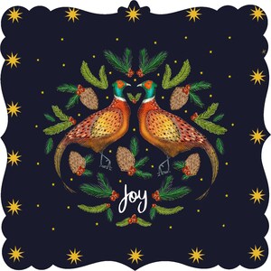Puede incluir: Una tarjeta de Navidad festiva con un fondo azul oscuro y estrellas doradas. Dos faisanes coloridos están posados en una corona de ramas de pino verdes con bayas rojas y piñas. La palabra "Alegría" está escrita en una fuente estilizada debajo de los faisanes.