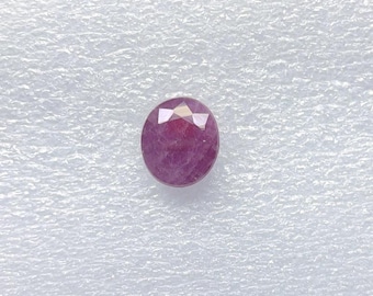 Rubis ovale à facettes : pierre non sertie de 13,9 carats pour bijoux