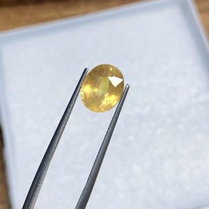 Zaffiro giallo sfaccettato AAA: taglio ovale, 4,80 ct
