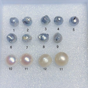 Puede incluir: Doce perlas de diferentes formas y tama&ntilde;os, numeradas del 1 al 12. Las perlas est&aacute;n dispuestas en tres filas de cuatro. Las perlas son blancas, crema y azul claro.