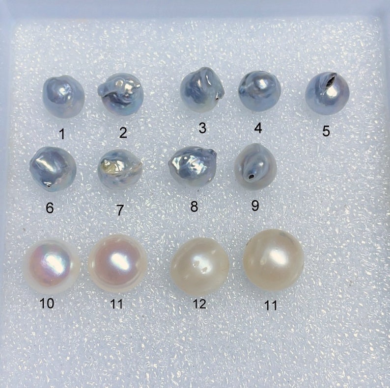 Puede incluir: Doce perlas de diferentes formas y tama&ntilde;os, numeradas del 1 al 12. Las perlas est&aacute;n dispuestas en tres filas de cuatro. Las perlas son blancas, crema y azul claro.