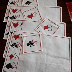 Set rot-schwarzer handgestickter Tischsets für Bridge-Spieler.