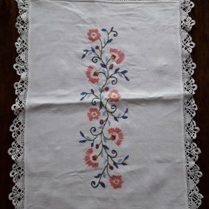 White linen floral embroidered table topper with white lace. Swedish vintage 1950s.