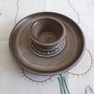 Ceramiczny świecznik Irma Yourstone z połowy XX wieku, w kolorze brązowym.