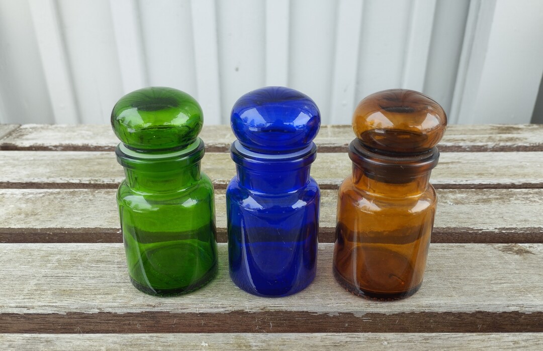 蓋付きの青、茶、緑のベルギー瓶 3 個。1970 年代のヴィンテージ