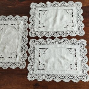 Drie wit linnen geborduurde placemats tafelblad met kant. Zweedse vintage jaren negentig.