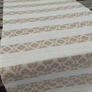 Nuovo runner da tavolo in lino a righe beige ed ecru intrecciato a mano. Vintage svedese degli anni &#39;70.