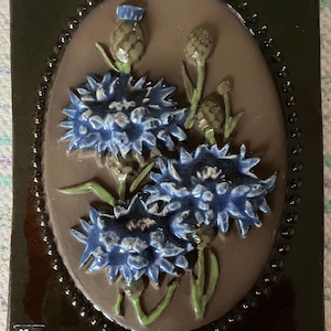 Ceramiczna tabliczka ścienna Jie Gantofta z kwiatami chabrowymi. Szwedzki rocznik z lat 70.