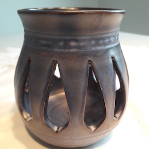 Ceramiczny świecznik Irma Yourstone z połowy XX wieku, w kolorze niebieskim. Szwedzki vintage z lat 60. XX wieku.