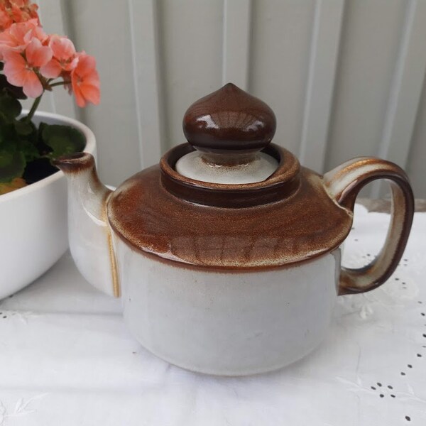 Decorative Soholm "Sonja" ceramic teapot by Josef Simon. Danish modern 1970s.