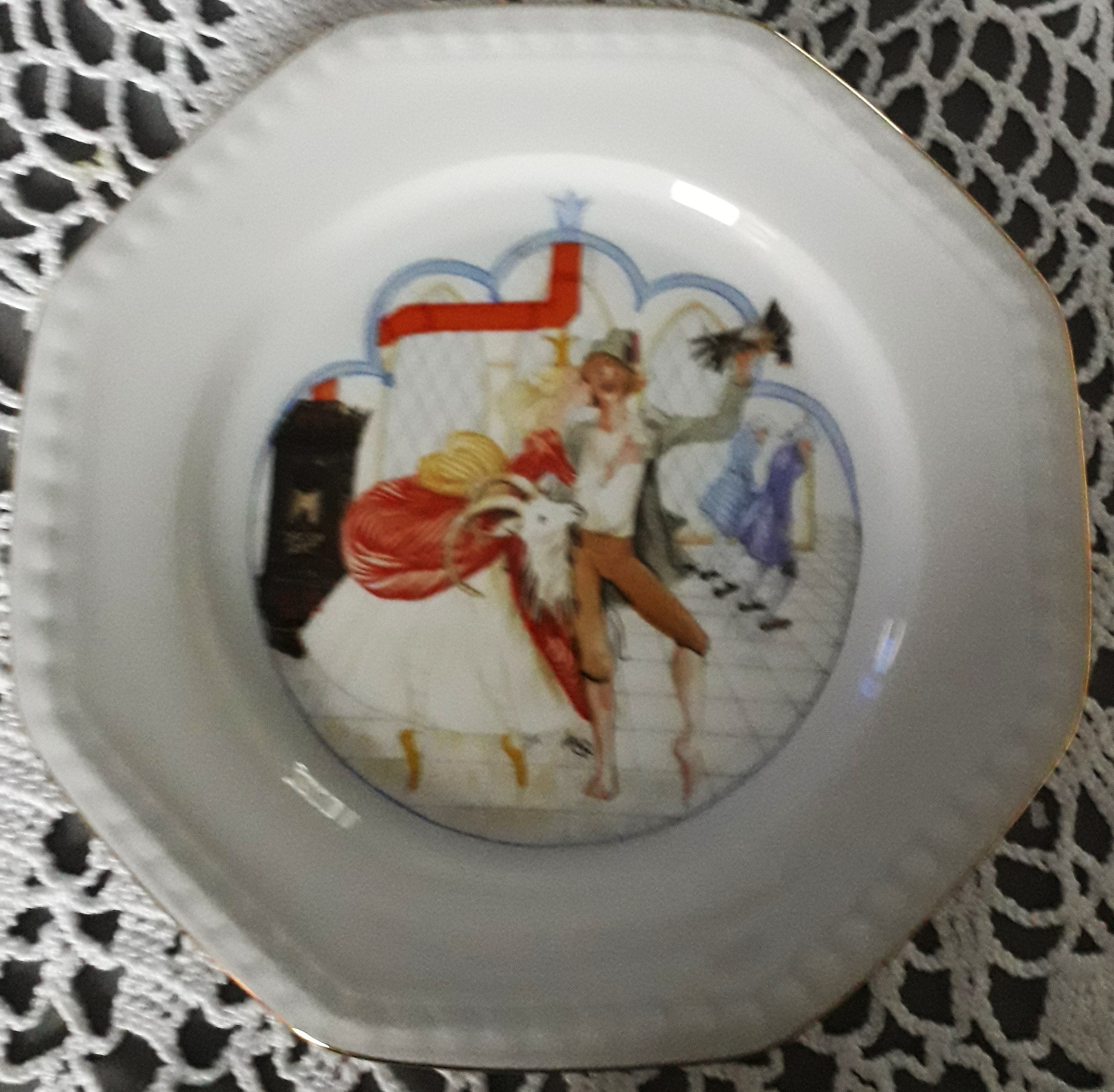 ハンス・クリスチャン・アンデルセン童話を描いた皿3枚。デンマーク製