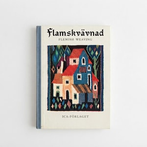 Puede incluir: Un libro de tapa dura titulado Flamskvävnad Flemish Weaving de Ica-Förlaget. La cubierta de color blanco roto presenta una ilustración central de un tapiz tejido que muestra una casa de varios pisos en tonos rojos, azules y crema.