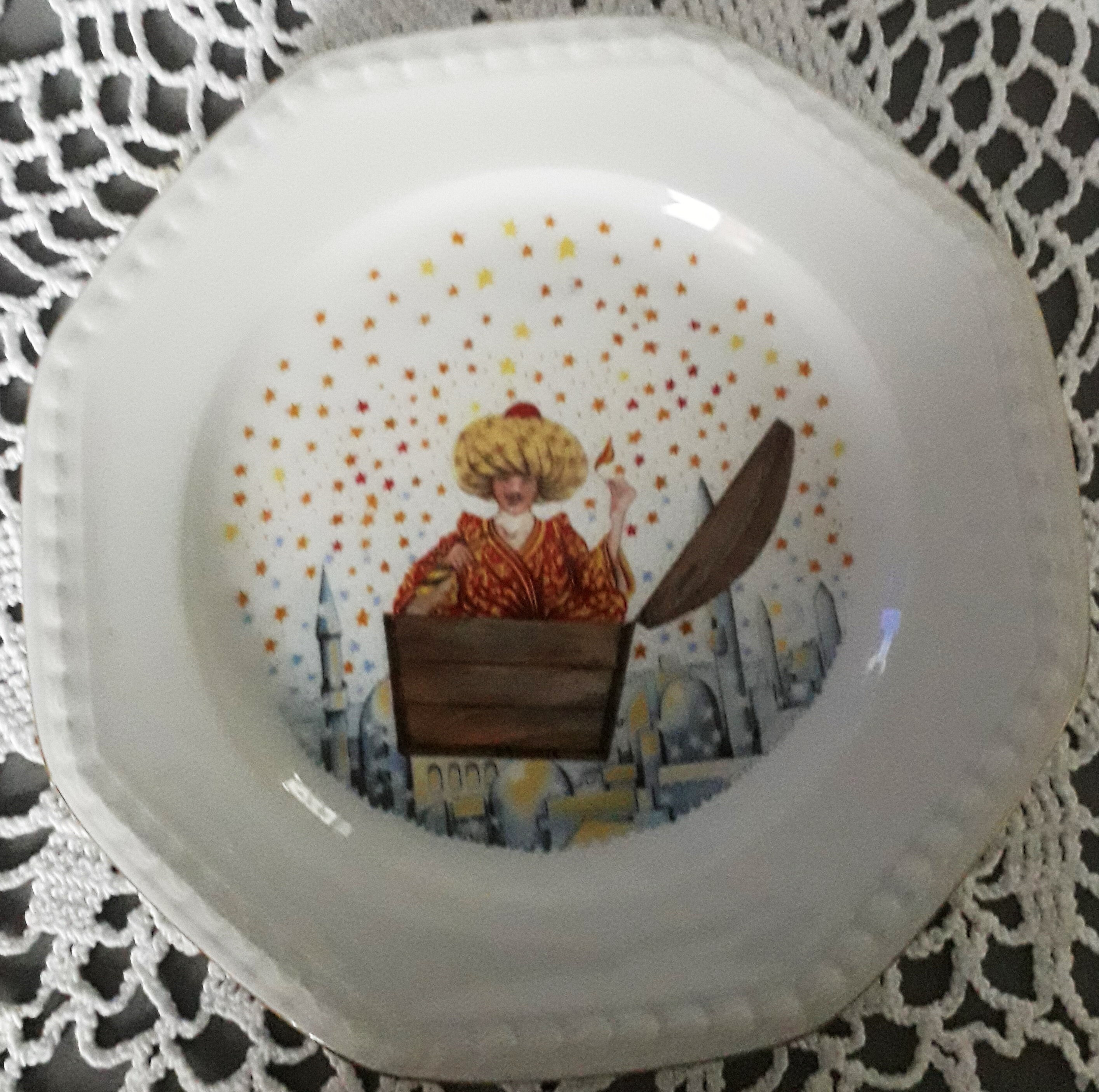 ハンス・クリスチャン・アンデルセン童話を描いた皿3枚。デンマーク製