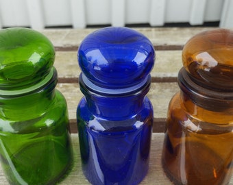 蓋付きの青、茶、緑のベルギー瓶 3 個。1970 年代のヴィンテージ