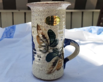 Jarrón de cerámica con decoración floral pintada a mano. Alemania del Este, década de 1970.