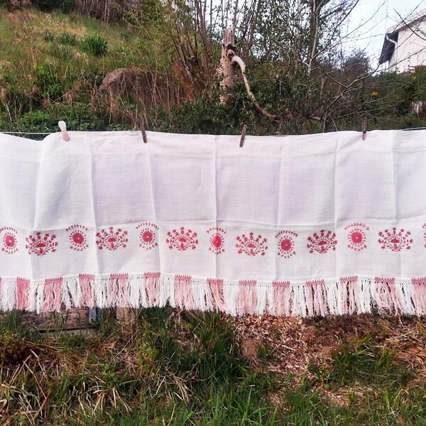 White hand embroidered art deco valance curtain. Swedish vintage 1930s.