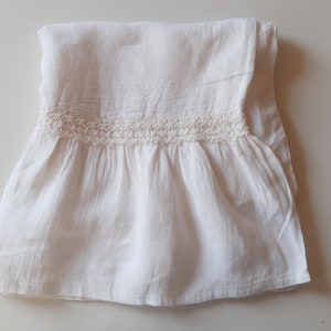 Weißer Leinen Kissenbezug mit Rüsche und handgemachter Spitze. Queen-Größe.