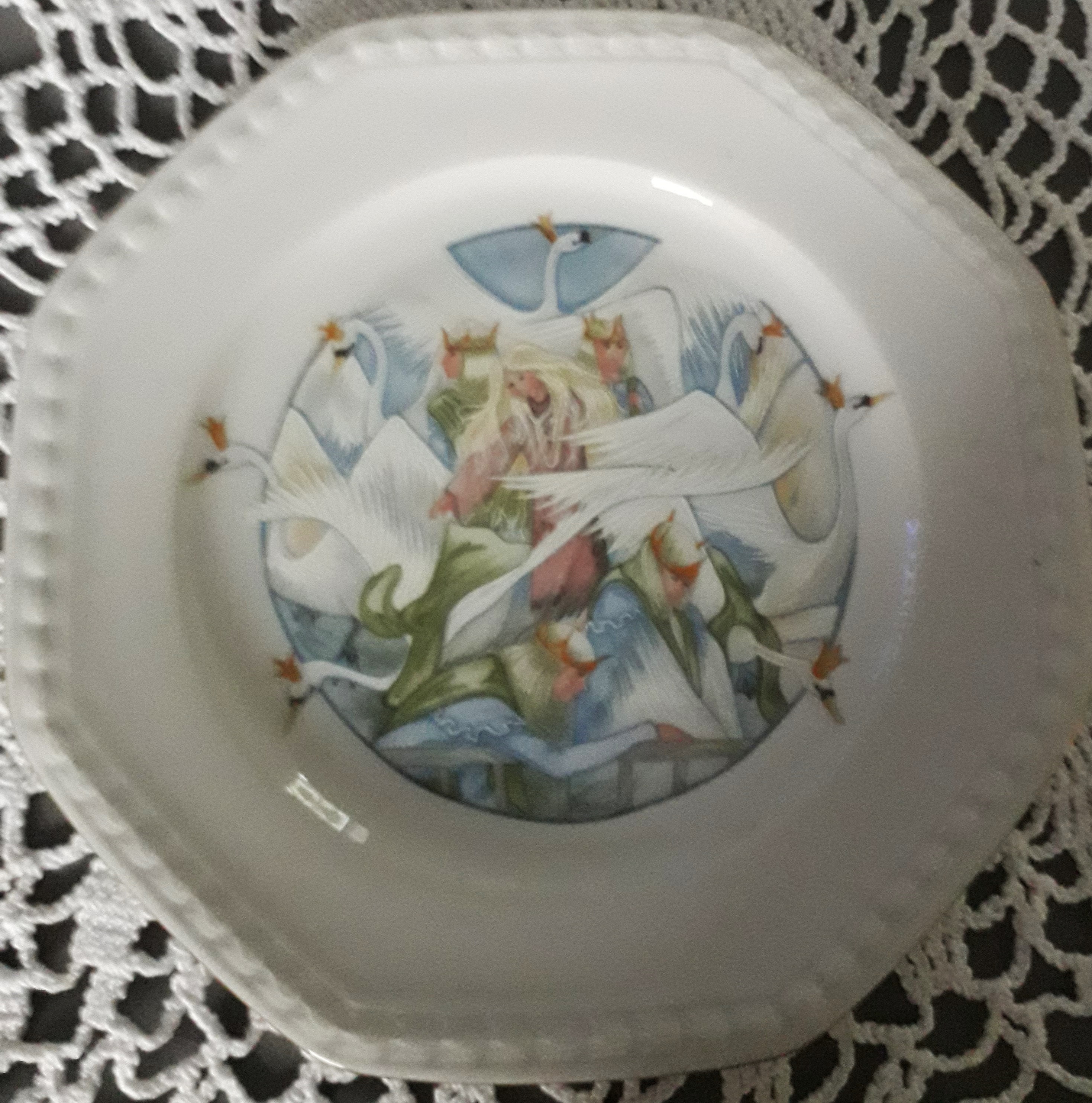 ハンス・クリスチャン・アンデルセン童話を描いた皿3枚。デンマーク製