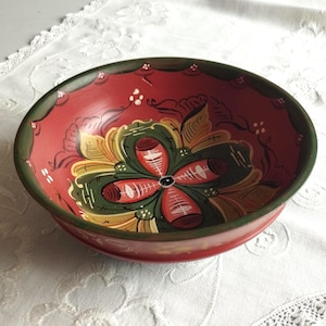 Tigela de madeira vintage de arte folclórica sueca, decoração Kurbits pintada à mão, assinada E.S. Sweden, decoração rústica escandinava dos anos 1970.