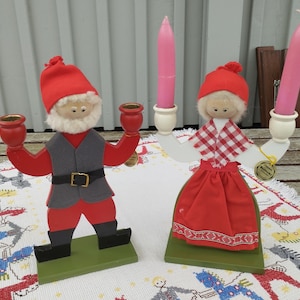 Twee handgemaakte houten volkskandelaars van Butticki Xmas.  Zweedse vintage jaren 80.