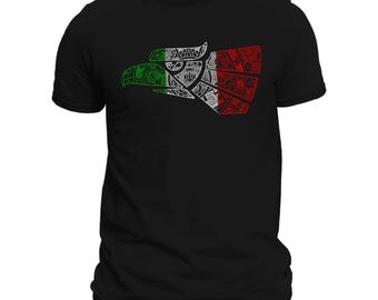 Op de afbeelding: Zwart T-shirt met een witte omtrek van een adelaar in de kleuren van de Mexicaanse vlag: groen, wit en rood.