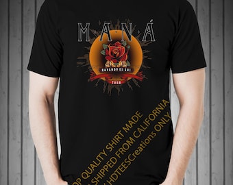 Könnte beinhalten: Schwarzes T-Shirt mit einem Grafikdruck der Band Mana. Die Grafik zeigt eine rote Rose und den Text "Rayando El Sol Tour".