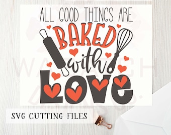 Puede incluir: Una tarjeta blanca con el texto "All good things are baked with love" en letras negras y rojas. Hay corazones rojos e imágenes de un rodillo y un batidor alrededor del texto. El texto "SVG, PNG, DXF, JPG, EPS, PDF" está en la parte superior de la tarjeta y el texto "SVG Cutting Files" está en la parte inferior de la tarjeta.