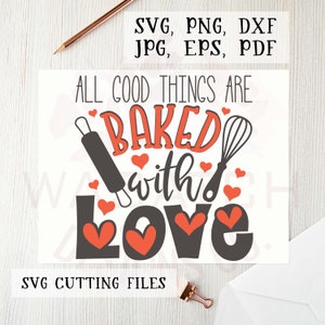 Peut inclure: Une carte blanche avec le texte "All good things are baked with love" en lettres noires et rouges. Il y a des c&oelig;urs rouges et des images d'un rouleau &agrave; p&acirc;tisserie et d'un fouet autour du texte. Le texte "SVG, PNG, DXF, JPG, EPS, PDF" est en haut de la carte et le texte "SVG Cutting Files" est en bas de la carte.