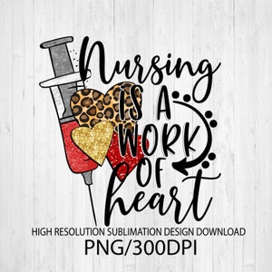 Op de afbeelding: Een sublimatieontwerp met een spuit en drie harten. De harten zijn rood, met luipaardprint en gouden glitter. De tekst luidt "Nursing is a work of heart".