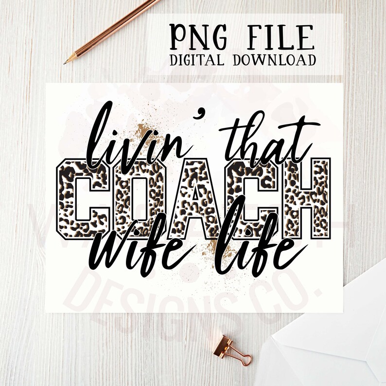 Peut inclure: T&eacute;l&eacute;chargement num&eacute;rique d'un design graphique avec un motif l&eacute;opard et le texte "Livin' that COACH wife life".