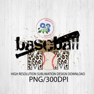 Peut inclure: Design de sublimation Baseball Mom avec une batte de baseball, un ballon de baseball et un imprim&eacute; l&eacute;opard. Le design est en noir, marron, blanc et rouge. Le texte "Baseball Mom" est en noir avec un contour marron. Le design est sur un fond en bois blanc.