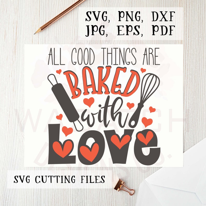 Peut inclure: Une carte blanche avec le texte "All good things are baked with love" en lettres noires et rouges. Il y a des c&oelig;urs rouges et des images d'un rouleau &agrave; p&acirc;tisserie et d'un fouet autour du texte. Le texte "SVG, PNG, DXF, JPG, EPS, PDF" est en haut de la carte et le texte "SVG Cutting Files" est en bas de la carte.