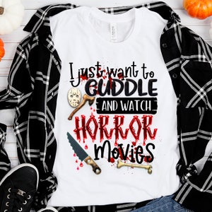 K&ouml;nnte beinhalten: Wei&szlig;es T-Shirt mit rotem, blutigem Text, der "Ich m&ouml;chte mich nur kuscheln und Horrorfilme schauen" sagt. Der Text ist von einem blutigen Messer, einem Knochen und einer Hockeymaske umgeben.