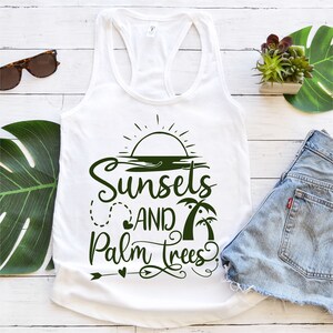 K&ouml;nnte beinhalten: Ein wei&szlig;es Tanktop mit einem gr&uuml;nen Grafikdesign, auf dem "Sunsets and Palm Trees" mit einer Sonne, Meereswellen und Palmen steht.