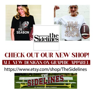 Peut inclure: Un magasin de design graphique appel&eacute; "The Sidelines" vend des v&ecirc;tements avec des motifs sur le th&egrave;me du football am&eacute;ricain. Le logo du magasin est un graphique noir et blanc du mot "Sidelines" avec une ligne au-dessus et en dessous du mot. Le site Web du magasin est affich&eacute; sur l'image.