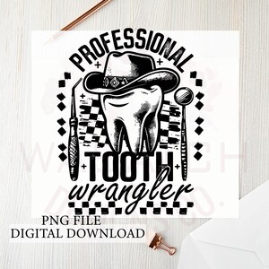 Op de afbeelding: Zwart-wit grafisch ontwerp met een tand met een cowboyhoed, met tandheelkundige instrumenten aan weerszijden. De tekst luidt "PROFESSIONAL TOOTH WRANGLER" en "PNG FILE DIGITAL DOWNLOAD".